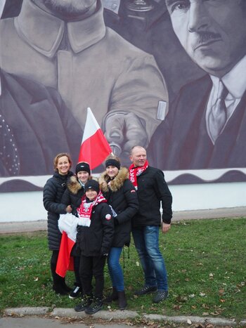 Rodzina, która przyszła na odsłonięcie muralu „Selfie Niepodległości”