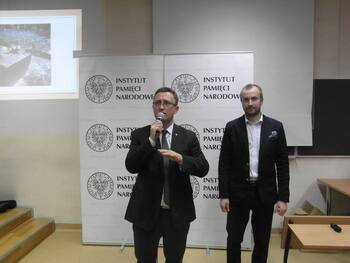 Dr Dariusz Rogut, dyrektor Oddziału IPN w Łodzi i dr Piotr Kilańczyk, (OBBH IPN w Łodzi) podczas inauguracji „Akademii Niepodległości” w Piotrkowie Trybunalskim – 11 grudnia 2017
