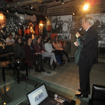 Pierwsze spotkanie w Muzeum Dulag 121 w Pruszkowie otworzył prof. Jerzy Eisler (dyrektor warszawskiego oddziału IPN) – 11 grudnia 2017
