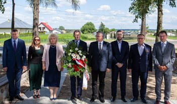 Przed pomnikiem Powstańców Styczniowych w Węgrowie Fot. Marcin Jurkiewicz (IPN)