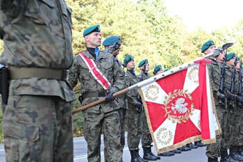 Uroczystość przy pomniku 28 Pułku Strzelców Kaniowskich w pobliżu Wólki Radzymińskiej. Fot. Jan Dubiel (IPN)