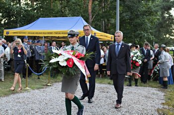 Złożenie kwiatów przy pomniku 28 Pułku Strzelców Kaniowskich w pobliżu Wólki Radzymińskiej. W imieniu IPN kwiaty składają prezes Jarosław Szarek i Mirosław Jeziorski. Fot. Jan Dubiel (IPN)