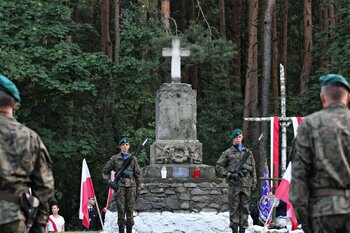 Uroczystość w Zamostkach koło Wólki Radzymińskiej przy pomniku Strzelców Kaniowskich – 14 sierpnia 2018. Fot. Jan Dubiel (IPN)