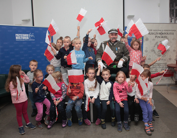 Marszałek Piłsudski z dziećmi. „Przystenek niepodległość” – 5 listopada 2018. Fot.Piotr Życieński (IPN)