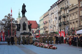 Uroczystości przed Grobem Nieznanego Żołnierza na pl. Matejki w Krakowie