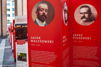 Wystawa „Polski gen wolności. 150 lat walk o niepodległość” na dziedzińcu MEN – 23 stycznia – 30 kwietnia 2019. Fot. Marcin Jurkiewicz (IPN)