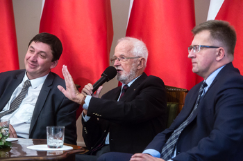 Od lewej: profesorowie Marek Kornat, Karol Olejnik, Mariusz Wołos podczas dwunastej belwederskiej debaty historyków – 24 października 2019. Fot. Sławek Kasper (IPN)