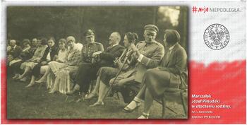 Plansza nr 8: Marszałek Józef Piłsudski wśród rodziny, b.d., fot. Leon Baranowski; IPN BU 024/86