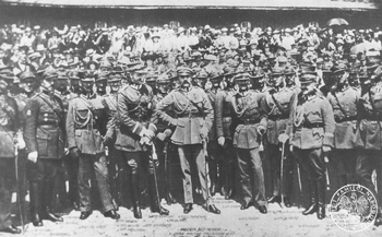 Marszałek Józef Piłsudski wśród oficerów 66. kaszubskiego pułku piechoty w Toruniu, 5 VI 1921 r.; IPN BU 024/86