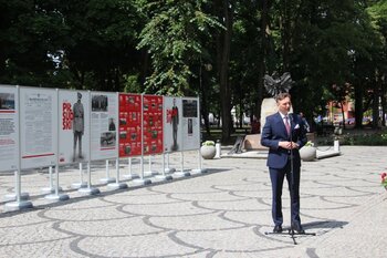W otwarciu wystawy uczestniczył burmistrz Augustowa Wojciech Walulik