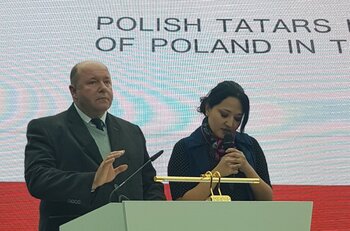 Dyrektor oddziału IPN w Białymstoku dr hab. P. Kardela prezentujący treść listu prezesa IPN dr. J. Szarka