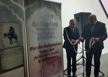 Odsłonięcia wystawy o Tatarach walczących o niepodległość Polski dokonali ambasador S. Chazbijewicz i dyrektor dr hab. P. Kardela