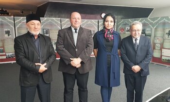 Organizatorzy sesji na tle wystawy o Tatarach