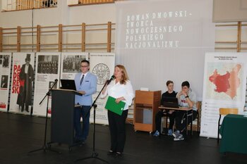 Dyrektor szkoły Grażyna Chodnicka oraz naczelnik OBEN IPN dr Paweł Warot rozpoczynają konferencję