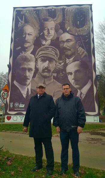 Dyrektor białostockiego IPN dr hab. Piotr Kardela wraz z naczelnikiem Oddziałowego Biura Edukacji Narodowej dr. Pawłem Warotem podczas odsłonięcia muralu