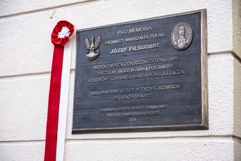 Odsłonięcie tablicy upamiętniającej marszałka Piłsudskiego w Straży Granicznej w Nowym Sączu, 13 grudnia 2019. Fot. Agnieszka Masłowska (IPN)