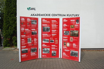 Otwarcie wystawy „Ojcowie Niepodległości” przed Akademickim Centrum Kultury AWL